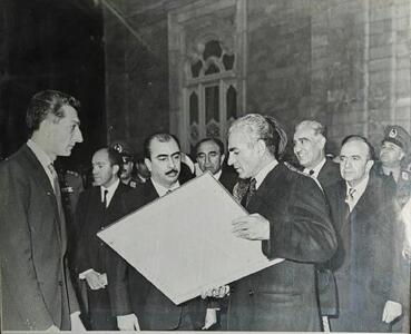 رونمایی از جام و حکم قهرمانی اولین دوره مسابقات کشتی آریامهر در کاخ مرمر سال 1345 خورشیدی (عکس)