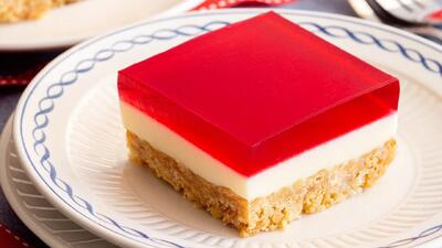 طرز تهیه ژله ورقه ای سه لایه، بهترین گزینه برای مهمانی ها !