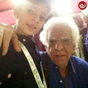 عکس/ ژست صمیمی امیر سریال بچه مهندس در کنار کیومرث پوراحمد | اقتصاد24