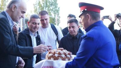 استقبال از تیم ملی فوتبال ایران با موسیقی و نان محلی در روسیه