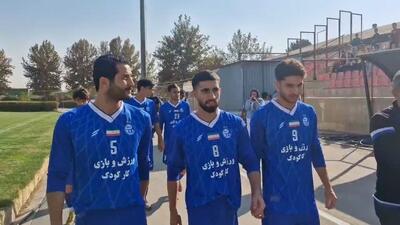 ورود ستارگان استقلال به زمین برای شهرآورد کودکان کار