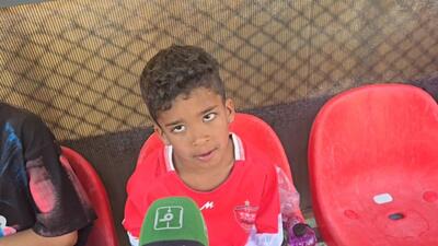 مصاحبه با کودک کارِ پرسپولیسی که روی نیمکت در حال نبات خوردن بود