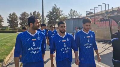 ورود ستارگان استقلال به زمین برای شهرآورد کودکان کار