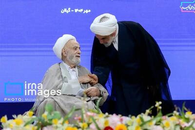 حضور روحانی مشهور با ویلچر در اجلاس نماز