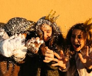 هشدار جدی: برف شادی، اشتعالزاست؛ ببینید چه بلایی سر این‌ها آورد! (فیلم)