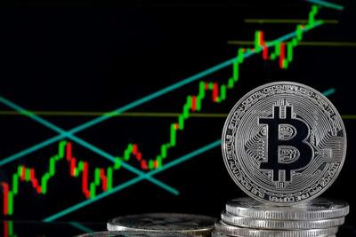 بیت‌کوین در قله ۱۲۳ هزار دلار