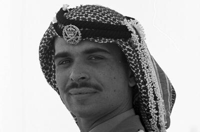 عکس| «ملک حسین پادشاه اردن» در کنار مادرش در یک خانه سالمندان در سوئیس؛ سال ۱۳۳۱