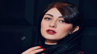 تصویر روز | عکسی مدلینگ جذاب و خاص الیکا ناصری با مدل مانتو های دخترونه و عروسکی | گلی شی