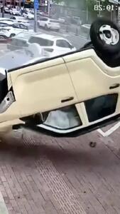 عجیب‌ترین تصادف روز؛ لحظه سقوط خسارت‌بار خودروی شاسی بلند روی سقف خودروهای پارک شده در پی اشتباه فاحش راننده
