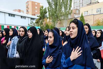۱. پلیس در نقش هنرمند: اجرای زنده و شاد موسیقی توسط مأموران در مدرسهٔ دخترانه، فضای رسمی را شکست و شادی آفرین شد