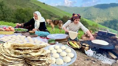 پخت نان تافتون روی ساج و عدسی در طبیعت ایران (فیلم)
