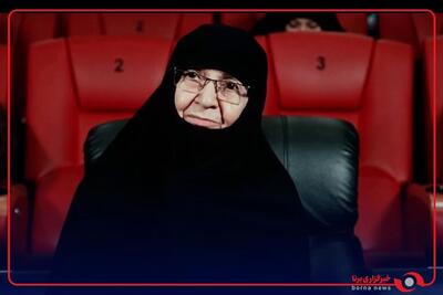 ادای احترام قهرمانان کشتی به مادر شهید زین الدین در افتتاحیه فیلم سینمایی «مجنون»