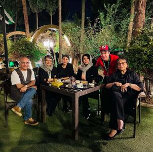 عکس/ دورهمی عمو پورنگ با چند هنرمند مشهور در یک کافه | اقتصاد24