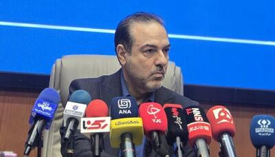 ببینید / اهانت معاون وزیر بهداشت با یک خبرنگار: «یه الف بچه حرف مفت می زنه!»