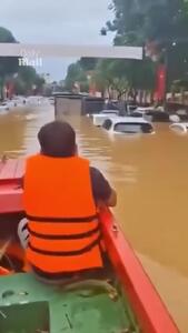 صحنه عجیب از غرق شدن خودروها در ویتنام