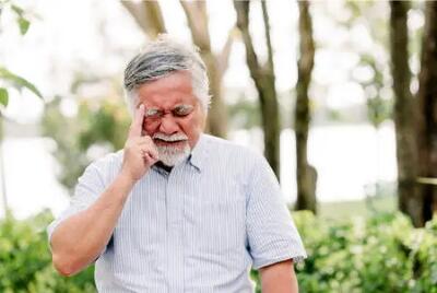 چرا با تغییر فصل سرتان درد می‌گیرد؟