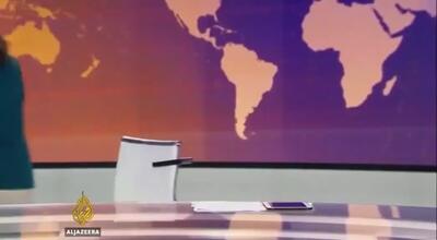 لحظه وحشت مجری زن تلویزیون در پی یورش ناگهانی موش به پخش زنده!