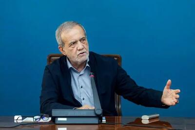 پزشکیان: پنل‌های خورشیدی نباید در گمرک بمانند