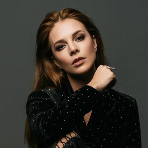 اجرای سرود ملی روسیه توسط برنده «گرامافون طلایی»، پیش از شروع مسابقه ایران و روسیه - پارس فوتبال