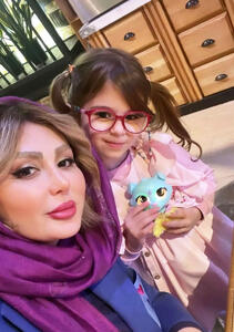 بوسه عاشقانه نیوشا ضیغمی بر گونه دختر بامزه‌اش + عکس جدید - سلام نو