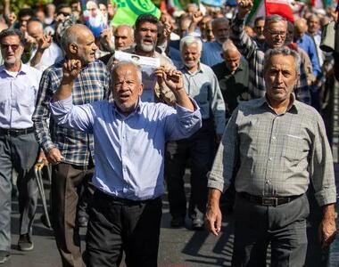 نمازگزار تهرانی گوش ترامپ را کشید! + عکس