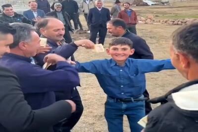 آواز محلی؛ تو روستا عروسیه پسربچه انقد مردونه و نمک رقصید بزرگای ده شاباش بارونش کردن