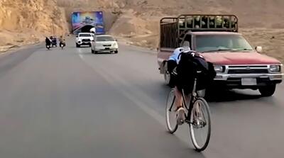 دوچرخه سواری برخلاف مسیر حرکت خودروها در جاده!