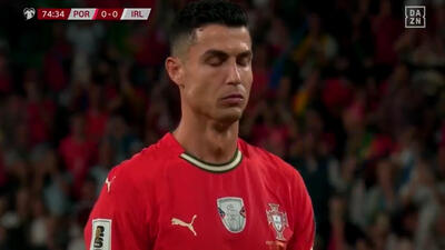 مهار ضربه پنالتی کریستیانو رونالدو توسط کائومهین کلهر، سنگربان ایرلند (پرتغال 0-0 ایرلند)