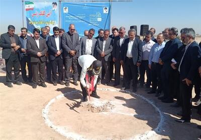 آیین کلنگ‌زنی نیروگاه خورشیدی 50 مگاواتی در قرچک - تسنیم