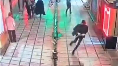 تصاویر دوربین مداربسته از سارق نقاب دار هنگام سرقت طلا