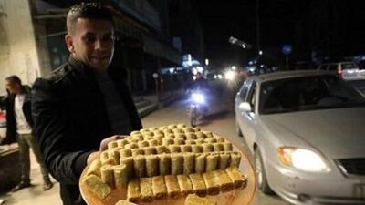 پخش شیرینی در حیاط مسجدالاقصی پس از آتش‌بس در غزه