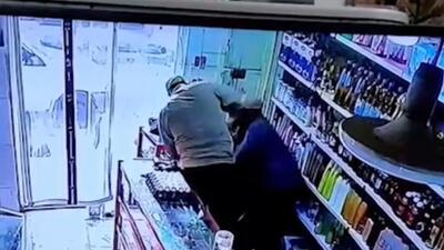 ببینید دو سارق در روز روشن با انبردست طلاهای یک زن را بریدند (فیلم)