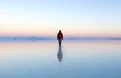  با این کفش‌ها می‌توانید روی آب راه بروید!