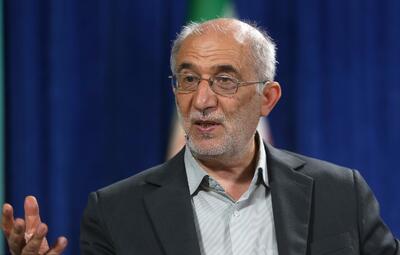 آقای پزشکیان واقعاً زحمت می‌کشد/ سیاست کلان کشور باید اصلاح شود