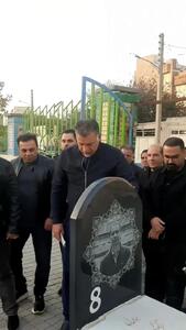 حضور علی دایی سر مزار همبازی قدیمی‌اش