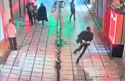 تصاویر دوربین مداربسته از سارق نقاب دار هنگام سرقت طلا