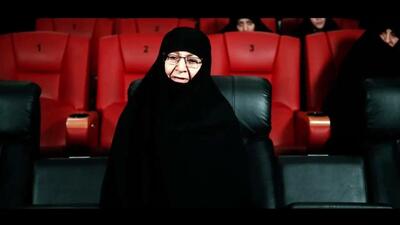 فیلم/ گریه‌های سخنگوی دولت در آغوش مادر شهیدان زین الدین پس از تماشای فیلم سینمایی «مجنون»