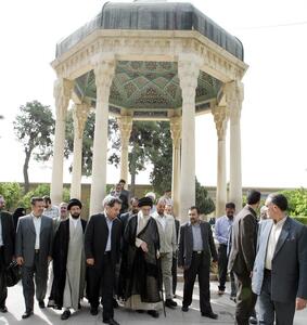 روز جهانی حافظ و تعابیر رهبر انقلاب؛ «شاعری همچنان ناشناخته» / چرا فقط ۵۰۰ غزل از لسان الغیب باقی مانده؟