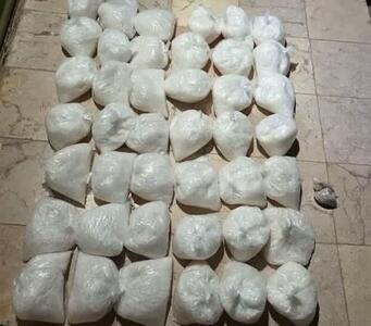 کشف ۵۸۵ کیلو الیاف آغشته به شیشه در فرودگاه اصفهان؛ قاچاقچی دستگیر شد