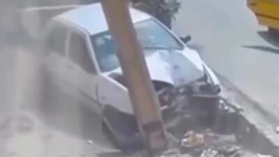 لحظه تصادف وحشتناک پراید با تیر چراغ برق (فیلم)