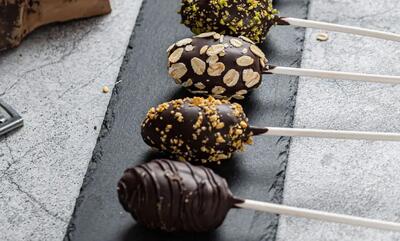 طرز تهیه آبنبات‌ های خرمایی سالم برای بچه‌ها؛ بدون شکر اضافه