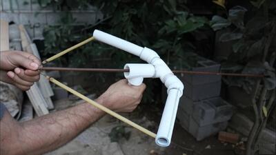 با یه لوله PVC یه تیر کمان ساختم که خودمم از قدرتش ترسیدم