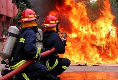 آتش‌سوزی گسترده در چند مغازه تجاری بابل/ ۳۵ آتش‌نشان به محل حادثه اعزام شدند
