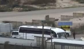 تصاویر لحظه حرکت اتوبوس‌های حامل اسرای فلسطینی از زندان عوفر اسرائیل + ویدئو