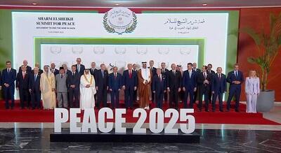 یک مهمان عجیب در مراسم صلح غزه در شرم‌الشیخ مصر/ این چهره ورزشی کیست و در کنار رهبران سیاسی چه می‌کند؟!/ عکس