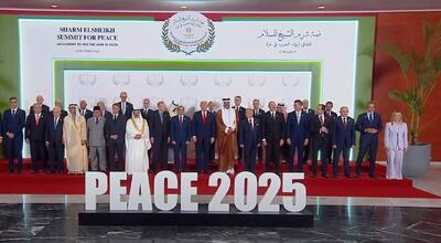عکس | یک مهمان عجیب در مراسم صلح غزه در شرم‌الشیخ؛ این چهره ورزشی کیست و در کنار رهبران سیاسی چه می‌کند؟