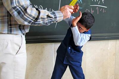 تنبیه سخت دانش‌آموزش توسط مدیر به خاطر یک شوخی!