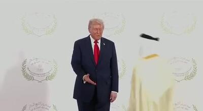  حرکت خاصی که ثابت می کند ترامپ عرب ها را به شکل پول می بیند | ببینید