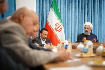 روحانی: مذاکره سخت ولی امکان‌پذیر است/ معنی ندارد بار بر گُرده اکثریت مردم و امتیاز برای اقلیت کوچک باشد/ دوگانه «جنگ یا تسلیم» غلط است/ باید توازن قوا با اسرائیل، آمریکا و ناتو را حفظ کنیم/ می‌توانیم جنگ را عقب بیاندازیم و حتی منتفی کنیم