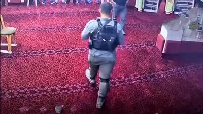 هتک حرمت به یک مسجد توسط نظامی صهیونیست + عکس